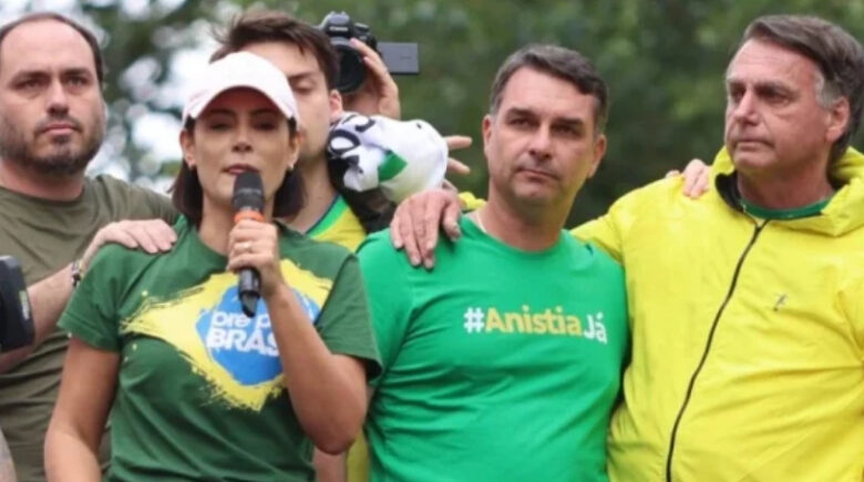 Flávio Bolsonaro manda recado a Michelle para derrotar o PT: “Não caia em pilha errada”