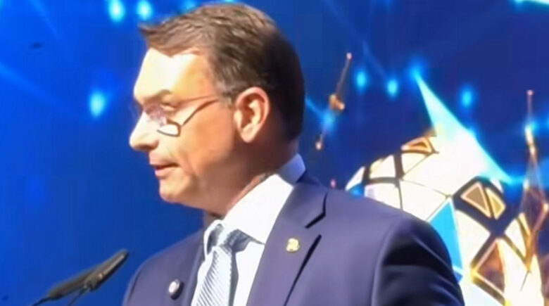Flávio Bolsonaro acusa Lula de antissemitismo durante discurso em Israel