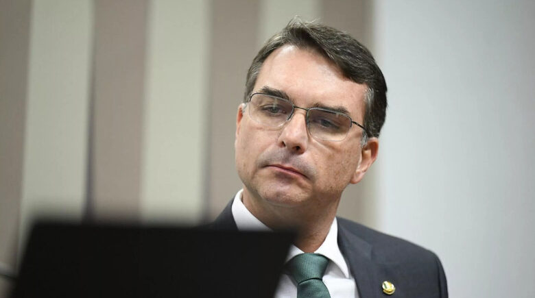 Flávio Bolsonaro encontra dificuldades para consolidar palanques competitivos no Nordeste