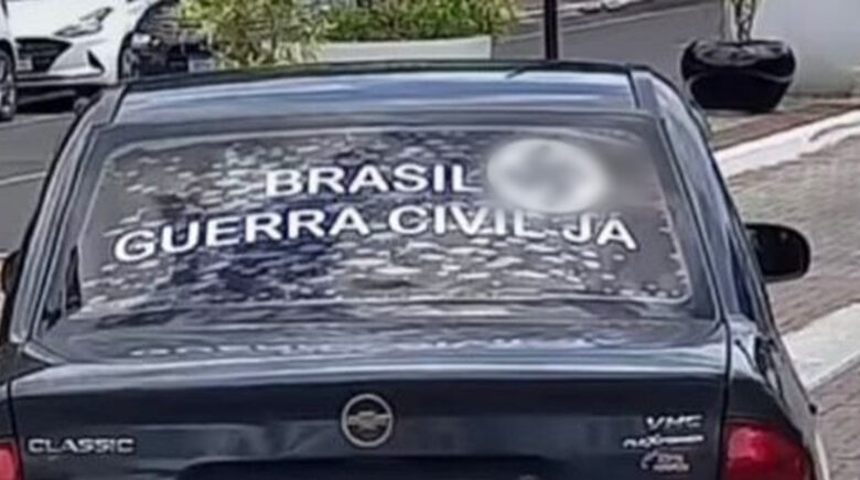 Idoso é preso após colar suástica em carro e defender “guerra civil” em SC