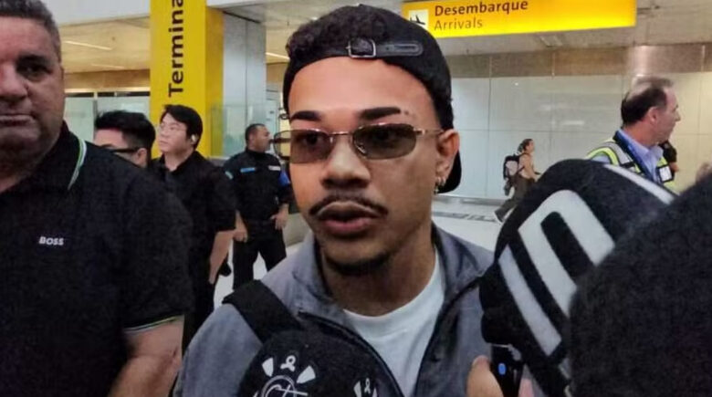 Reforço do Corinthians, Kaio César chega ao Brasil e projeta estreia: ‘Empolgado’