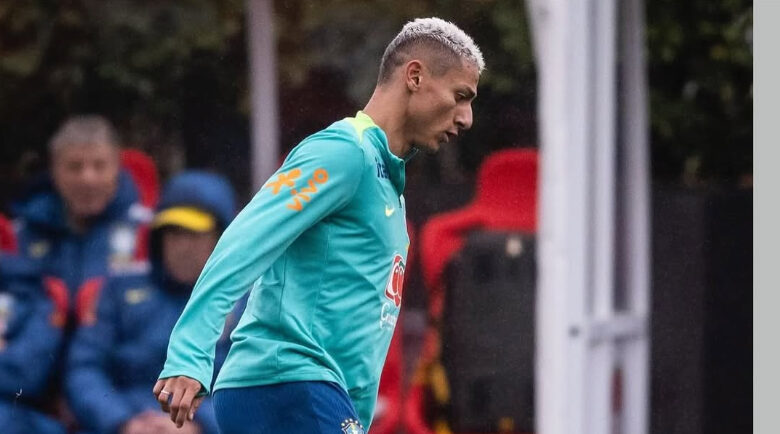Lesionado, Richarlison vira preocupação para Ancelotti; saiba quando volta aos gramados