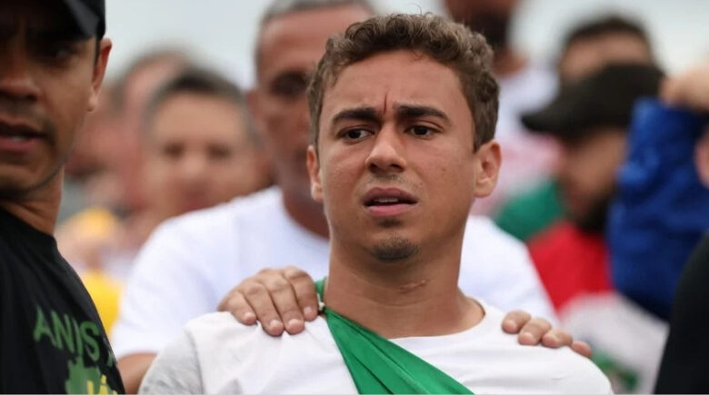 Nikolas Ferreira passa a usar colete à prova de balas durante caminhada após supostas ameaças