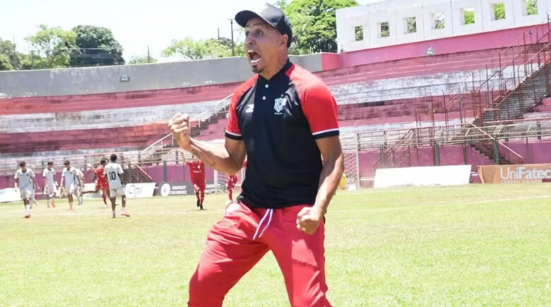 Lembra dele? Ex-Fla é anunciado como técnico do time de Gusttavo Lima no Paraná