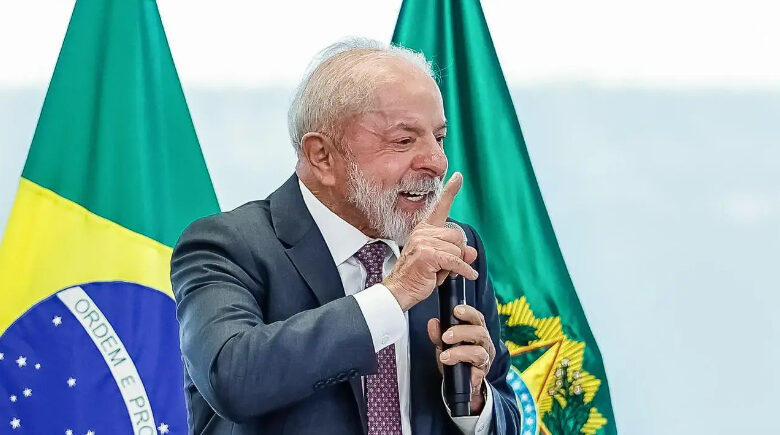 Lula assina MP que garante reajuste anual do piso do magistério com ganho real