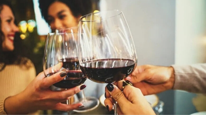 Palpitação após bebedeira? Descubra o que pode estar por trás, sintomas e riscos