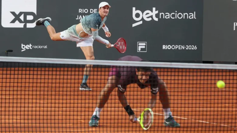 João Fonseca elogia Thiago Monteiro, amigo e rival na estreia no Rio Open