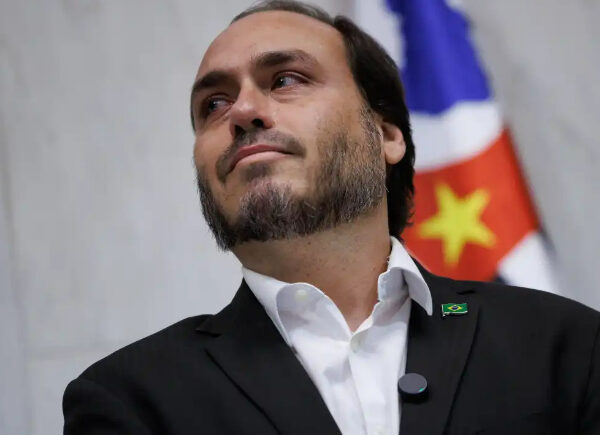 Carlos diz que Jair Bolsonaro define lista de pré-candidatos na papudinha