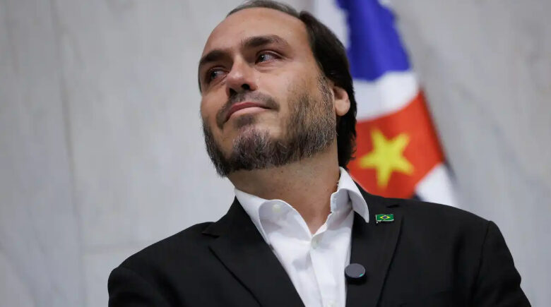 Carlos diz que Jair Bolsonaro define lista de pré-candidatos na papudinha