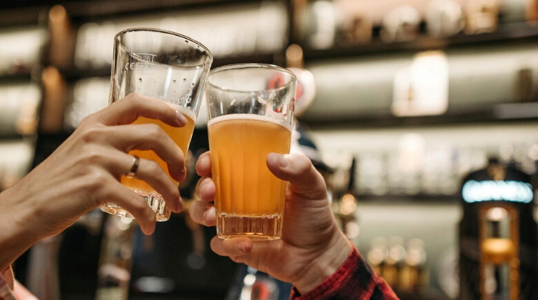 Ressaca pós-carnaval? Saiba os efeitos do álcool no corpo e como aliviá-los