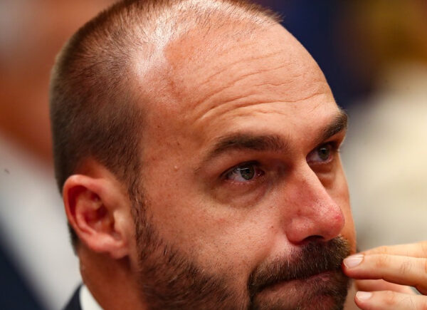 Eduardo Bolsonaro é afastado de cargo da PF em processo por faltas injustificadas