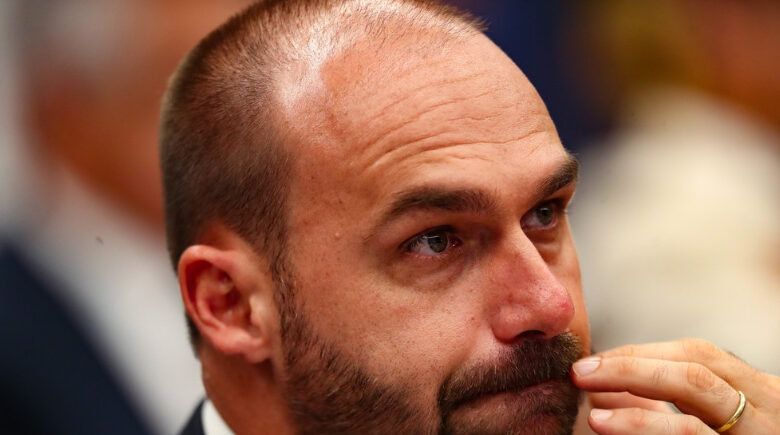 Eduardo Bolsonaro é afastado de cargo da PF em processo por faltas injustificadas