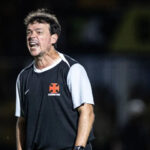 Vasco tem seis meses para pagar multa por rescisão com Diniz; saiba o valor