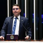 Flávio Bolsonaro aguarda aceno do Centrão e planeja definir vice até maio
