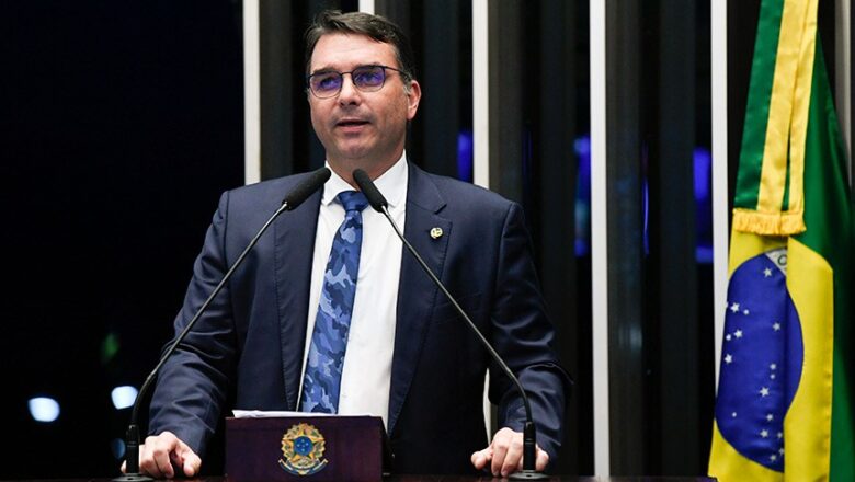Flávio Bolsonaro aguarda aceno do Centrão e planeja definir vice até maio