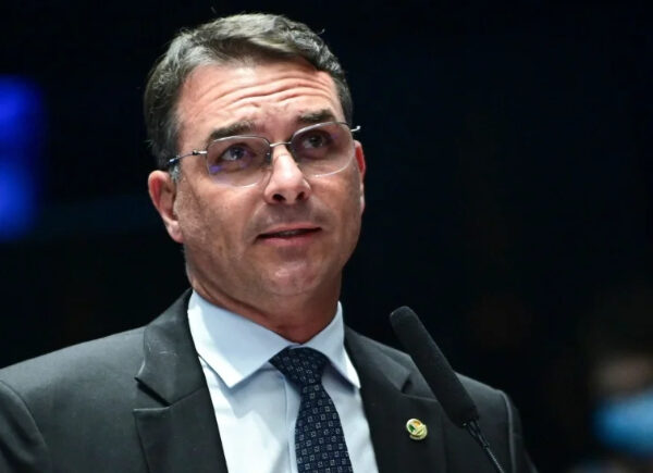 Flávio Bolsonaro diz que Zema seria “excelente vice” e sinaliza proximidade com Tarcísio