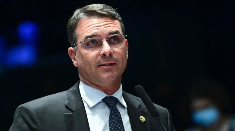 Flávio Bolsonaro diz que Zema seria “excelente vice” e sinaliza proximidade com Tarcísio