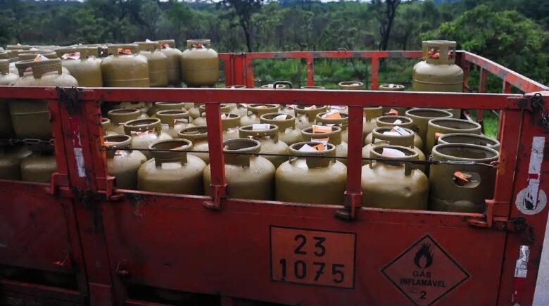 Lula sanciona programa Gás do povo que garante recarga de botijão gratuito; veja como funciona