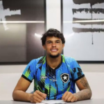Bruno Samudio assina primeiro contrato profissional com o Botafogo