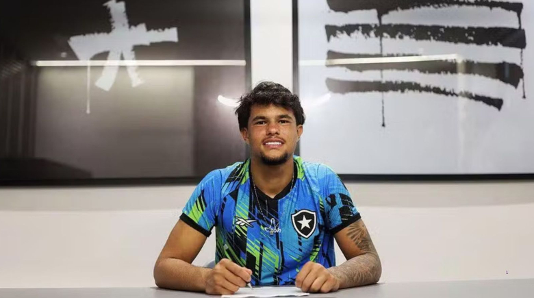 Bruno Samudio assina primeiro contrato profissional com o Botafogo