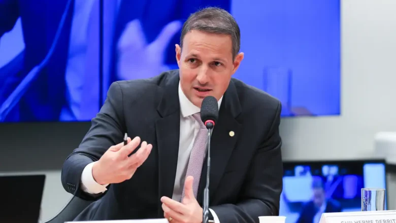 Moraes autoriza visita do deputado Guilherme Derrite a Jair Bolsonaro