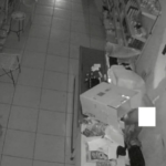 Homem é flagrado roubando mercado no sul do Piauí sem roupa e com caixa na cabeça