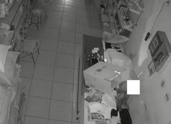 Homem é flagrado roubando mercado no sul do Piauí sem roupa e com caixa na cabeça