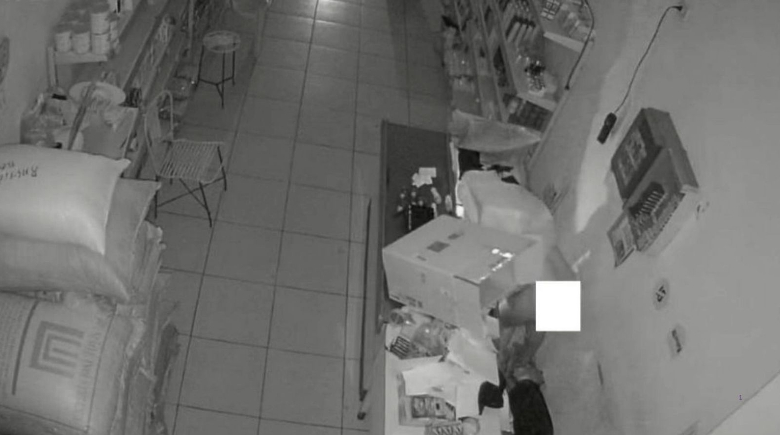 Homem é flagrado roubando mercado no sul do Piauí sem roupa e com caixa na cabeça