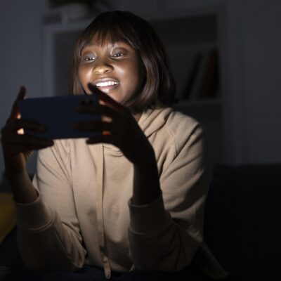 Consumo excessivo de vídeos curtos afeta a visão; veja como reduzir impacto