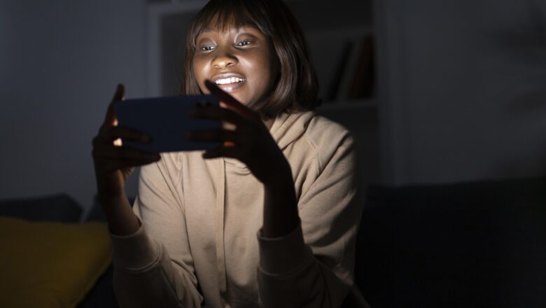 Consumo excessivo de vídeos curtos afeta a visão; veja como reduzir impacto