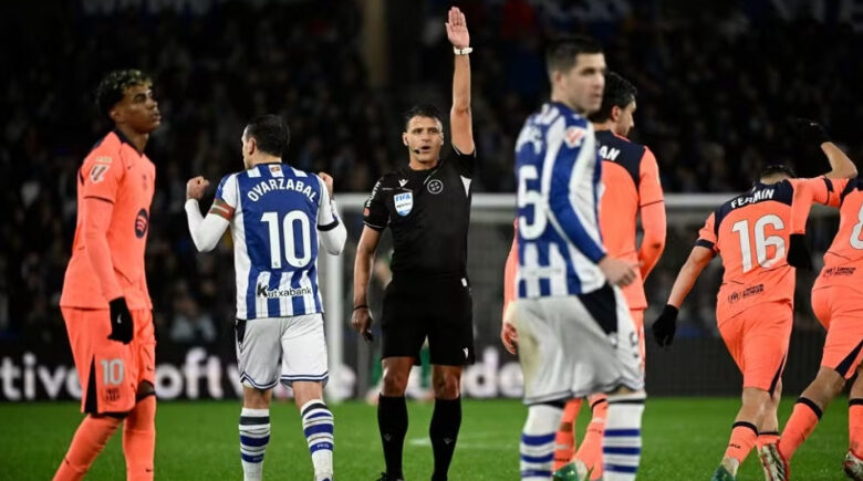 VAR em escanteios e segundo amarelo: IFAB anuncia mudanças no futebol