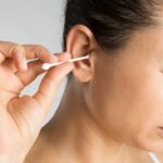 Cotonete faz bem ou mal para o ouvido? Veja o que diz a especialista sobre o uso