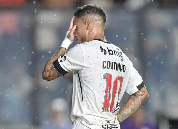 Philippe Coutinho é vaiado pela torcida do Vasco em derrota para o Bahia