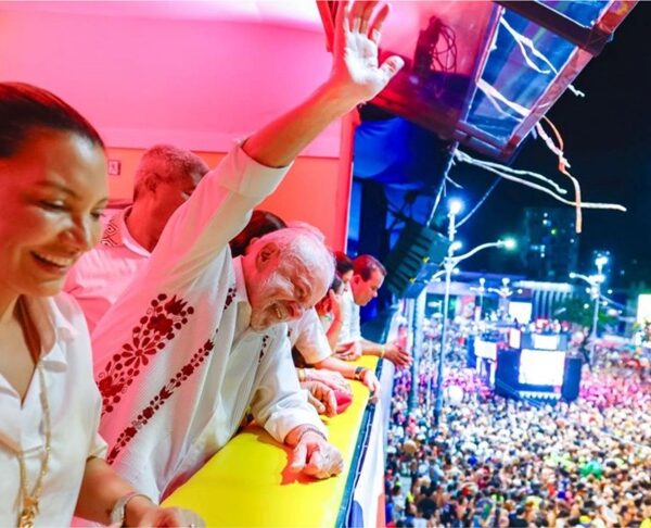 Lula acompanha carnaval de Salvador ao lado de Janja e autoridades baianas