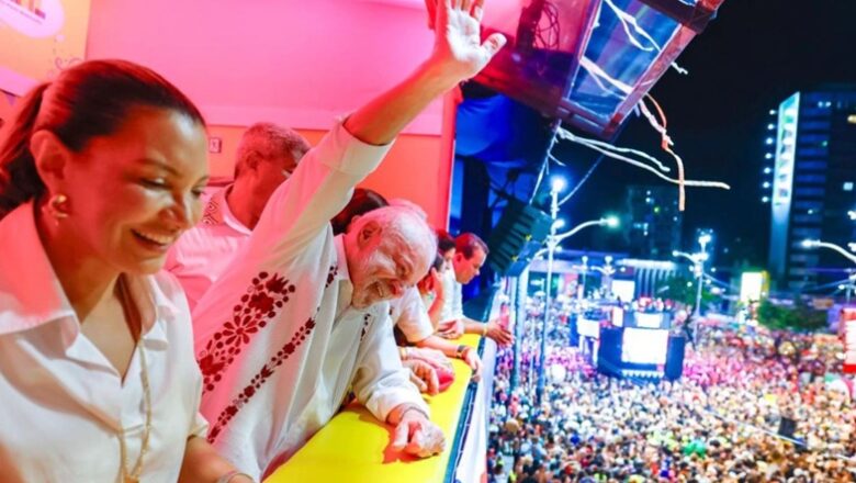 Lula acompanha carnaval de Salvador ao lado de Janja e autoridades baianas