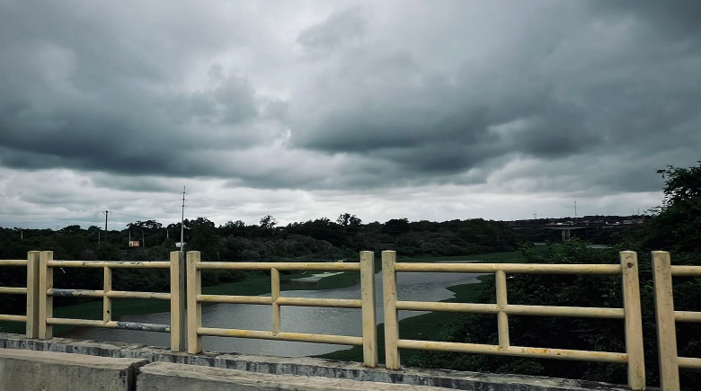 INMET emite alerta vermelho para o Piauí; 145 cidades podem registrar chuvas acima de 100 mmDefesa Civil orienta população a evitar áreas alagadas e descampadas diante do risco de descargas elétricas e rajadas de vento