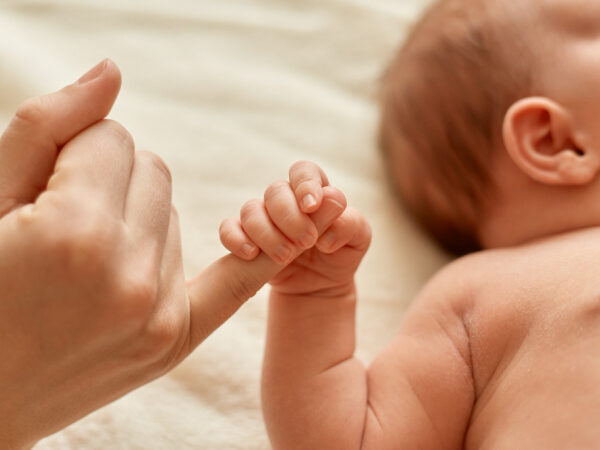 Pobreza pode atrasar o desenvolvimento motor de bebês, aponta estudo