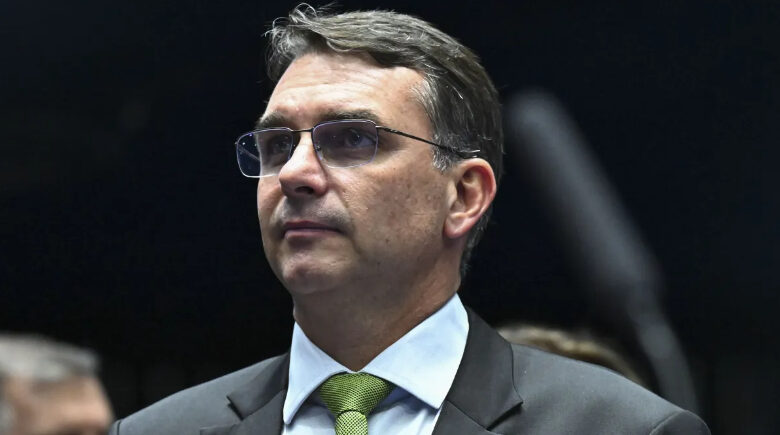 Flávio Bolsonaro lidera preferência entre parlamentares para comandar a direita