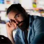 Uso excessivo do celular: sinais de que sua saúde mental está sendo afetada e o que fazer