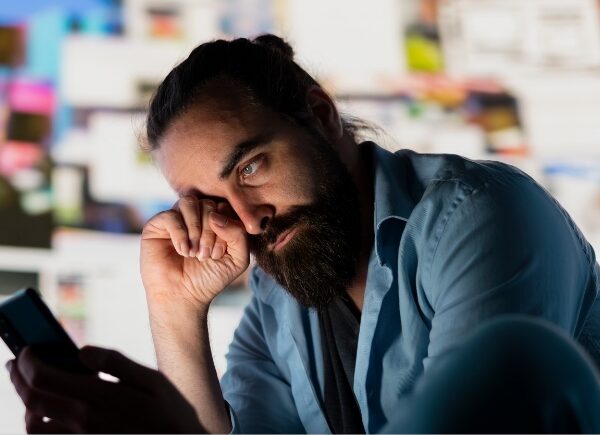 Uso excessivo do celular: sinais de que sua saúde mental está sendo afetada e o que fazer