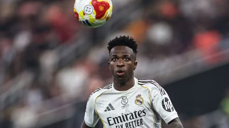 Torcedor que atirou banana em Vini pode ser banido de estádios por 1 ano e ter multa de R$ 30 mil