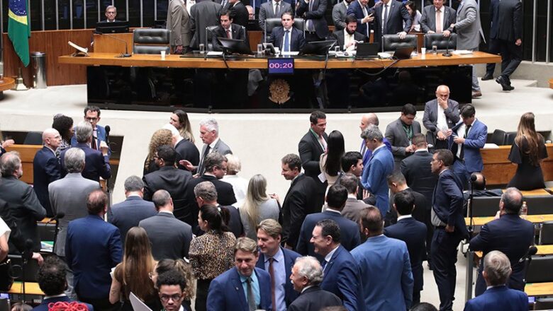 Governo federal vê trechos inconstitucionais no PL Antifacação