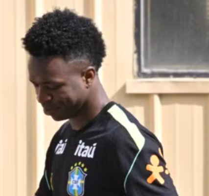 Após dores e desgaste físico, Vini Jr volta a treinar com a Seleção antes de duelo com a Croácia