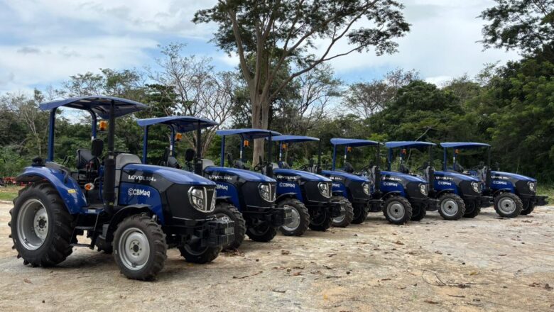SAF entrega tratores e implementos para fortalecer a agricultura familiar nesta segunda (30)