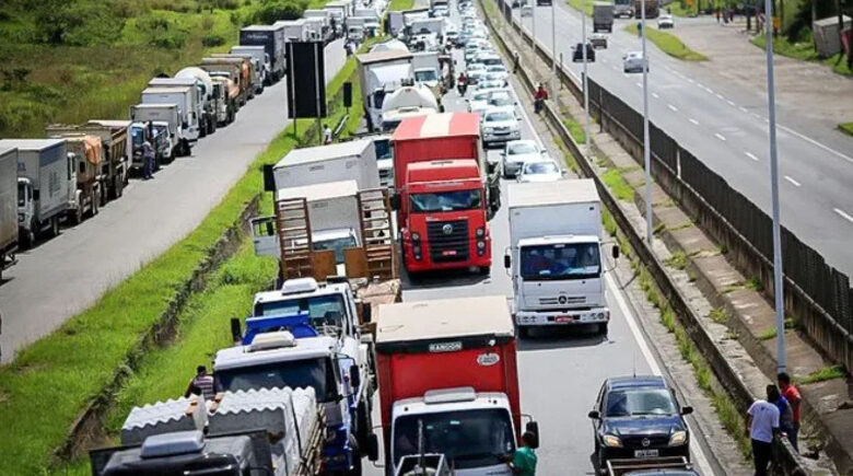 Caminhoneiros alertam governo sobre possível greve nacional após alta do diesel