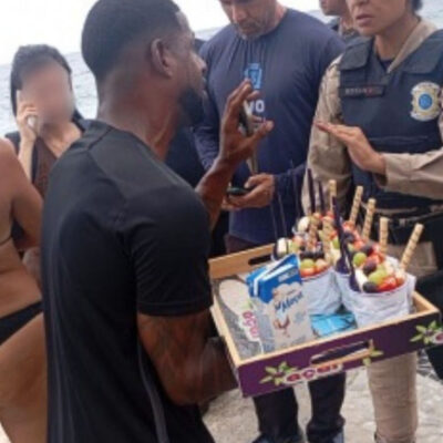 Ambulante é preso após tentar cobrar R$ 7 mil por dois copos de açaí no Rio de Janeiro