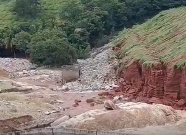 Barragem transborda após chuvas e deixa famílias ilhadas no interior de MG