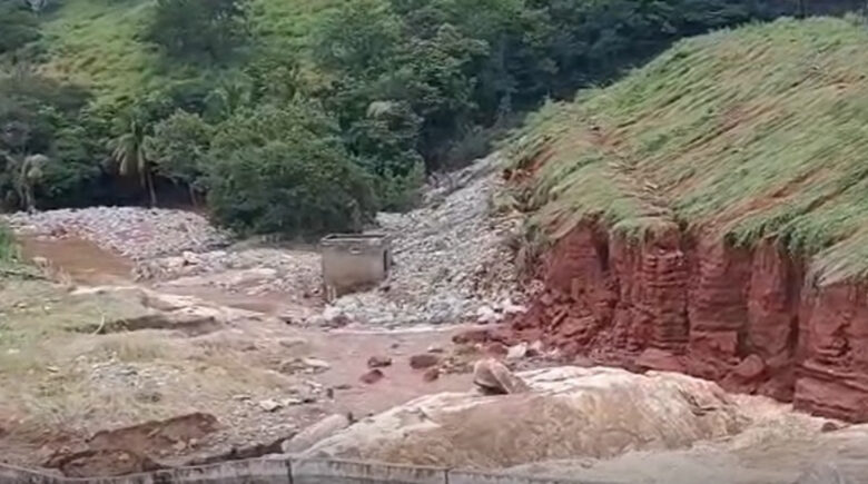 Barragem transborda após chuvas e deixa famílias ilhadas no interior de MG