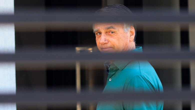 Ex-presidente Bolsonaro é internado e fará novos exames médicos no DF