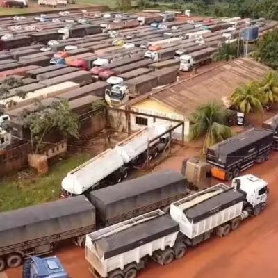 Fila de 45 km e até 3 dias sem água ou banheiro: Caminhoneiros enfrentam drama para descarregar soja
